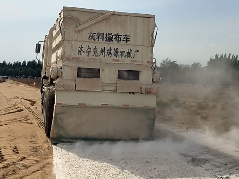 撒布車(chē)施工現(xiàn)場(chǎng)
